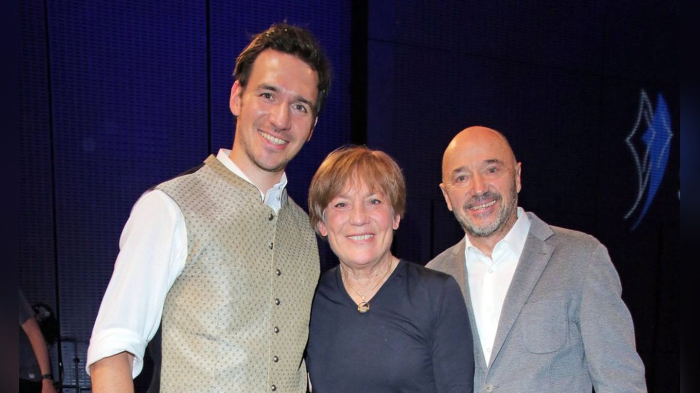 Felix Neureuther mit seinen Eltern, Rosi Mittermaier und Christian Neureuther.