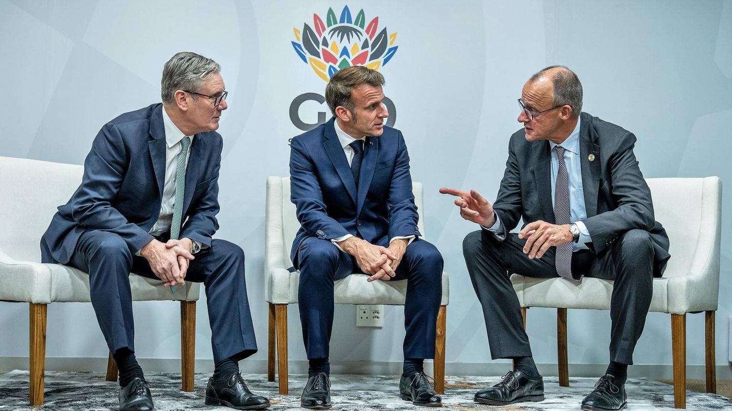 Großbritanniens Premier Keir Starmer, Frankreichs Präsident Emmanuel Macron und Bundeskanzler Friedrich Merz