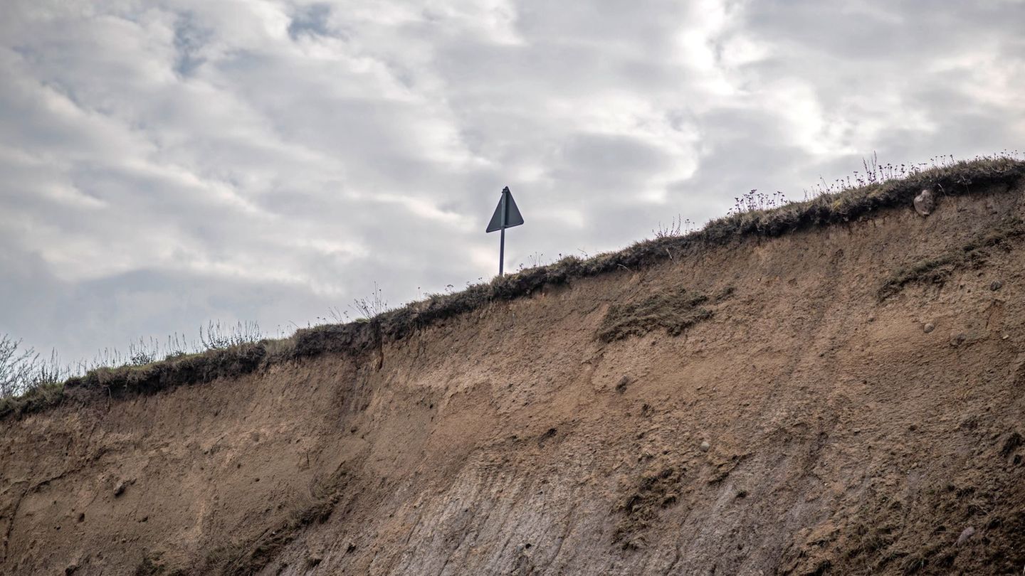 Im Landkreis Rostock ist eine Frau an der Steilküste abgestürzt und leicht verletzt worden. (Symbolbild). Foto: Frank Hormann/dp