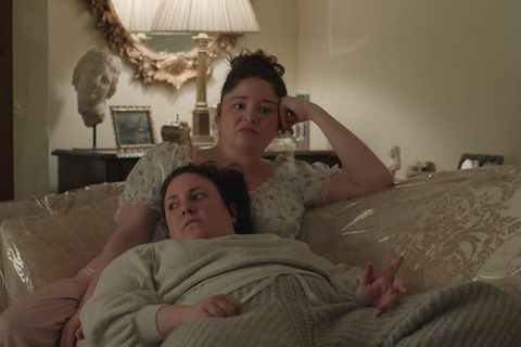 Lena Dunham in "Too Much" mit Hauptdarstellerin Megan Stalter.