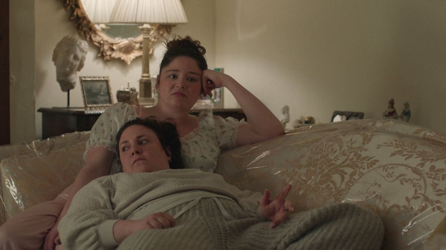Lena Dunham in "Too Much" mit Hauptdarstellerin Megan Stalter.