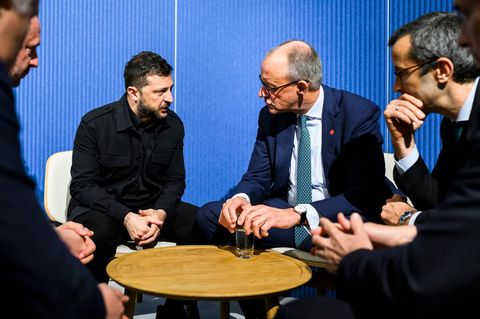 Ukraines Präsident Wolodymyr Selenskyj und Bundeskanzler Friedrich Merz bei einem Treffen in Kopenhagen im Oktober