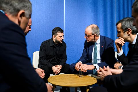Ukraines Präsident Wolodymyr Selenskyj und Bundeskanzler Friedrich Merz bei einem Treffen in Kopenhagen im Oktober