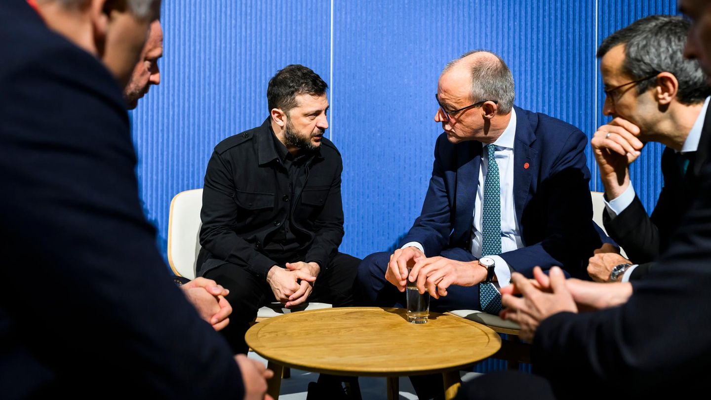 Ukraines Präsident Wolodymyr Selenskyj und Bundeskanzler Friedrich Merz bei einem Treffen in Kopenhagen im Oktober