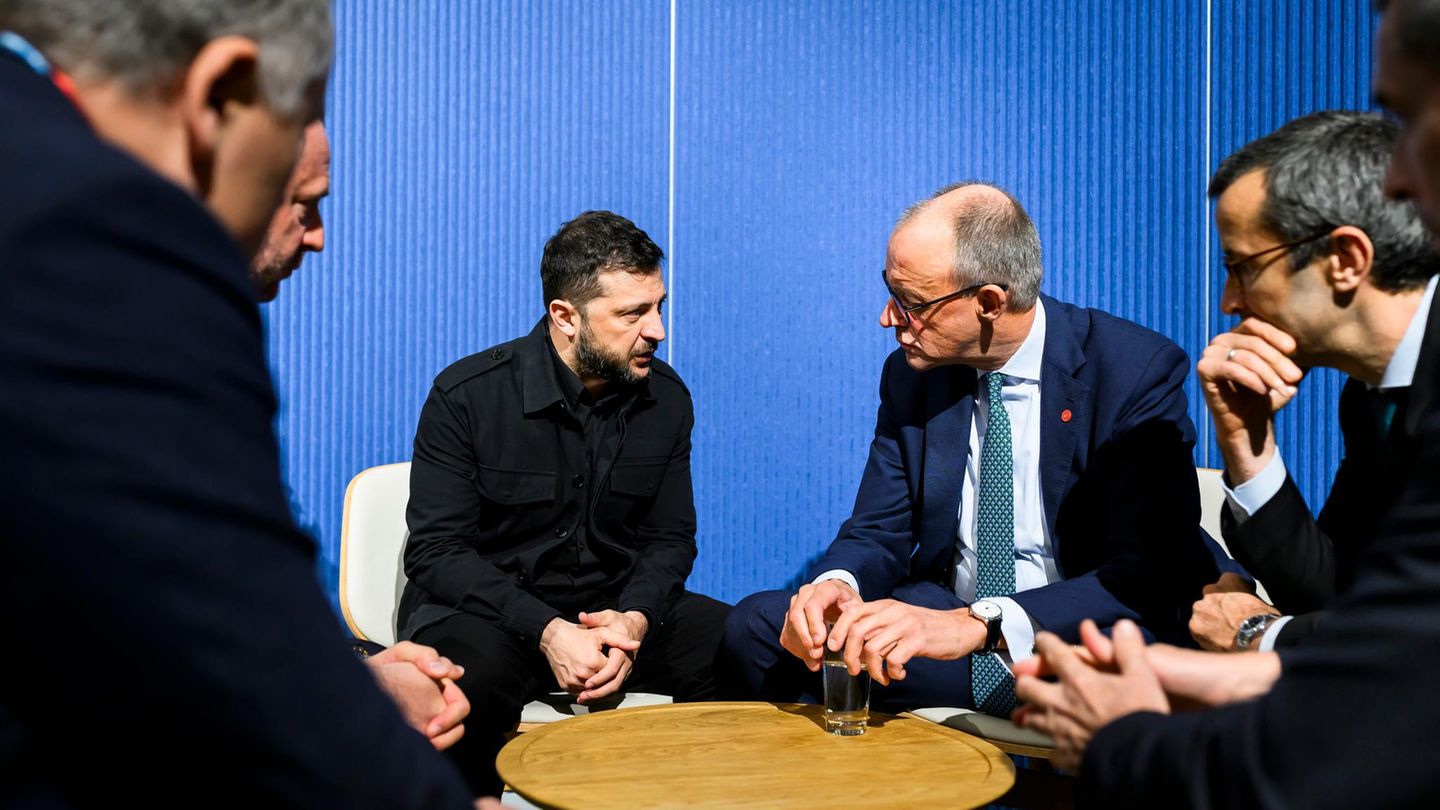 Ukraines Präsident Wolodymyr Selenskyj und Bundeskanzler Friedrich Merz bei einem Treffen in Kopenhagen im Oktober