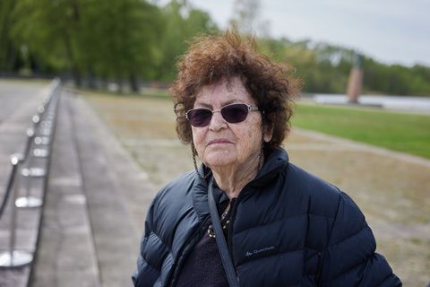 Für das Buch ließ Emmie Arbel ihre Lebensgeschichte über Zeichnungen erzählen. (Archivbild) Foto: Jörg Carstensen/dpa