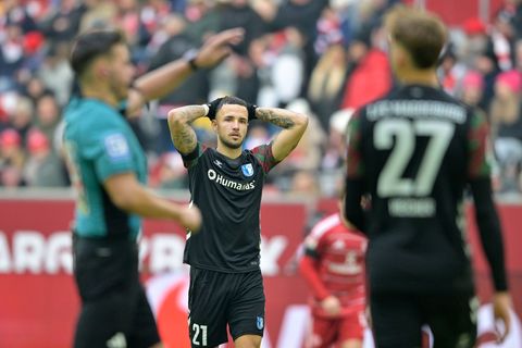 Falko Michel (M) hat mit seinem 1. FC Magdeburg die nächste Pleite kassiert. Foto: Anke Waelischmiller/dpa