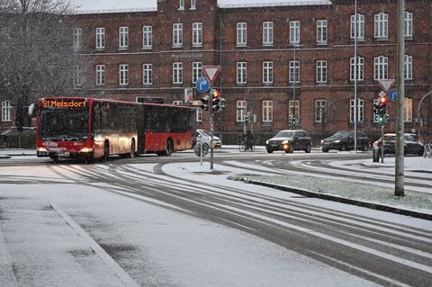 In Schleswig-Holstein und in Hamburg soll es laut DWD am Sonntagabend schneien. (Archivbild) Foto: Felix Müschen/dpa