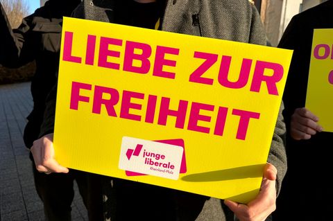 Die Jungen Liberalen stimmten sich vor dem Parteitag mit einer Plakataktion auf den Wahlkampf ein. Foto: Philipp Rahn/-/dpa