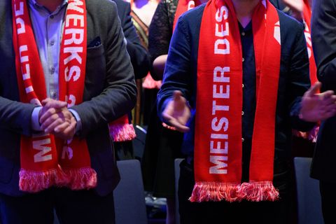 In Dresden haben 325 neue Handwerksmeister ihre Meisterbriefe erhalten (Archivbild). Foto: Robert Michael/dpa