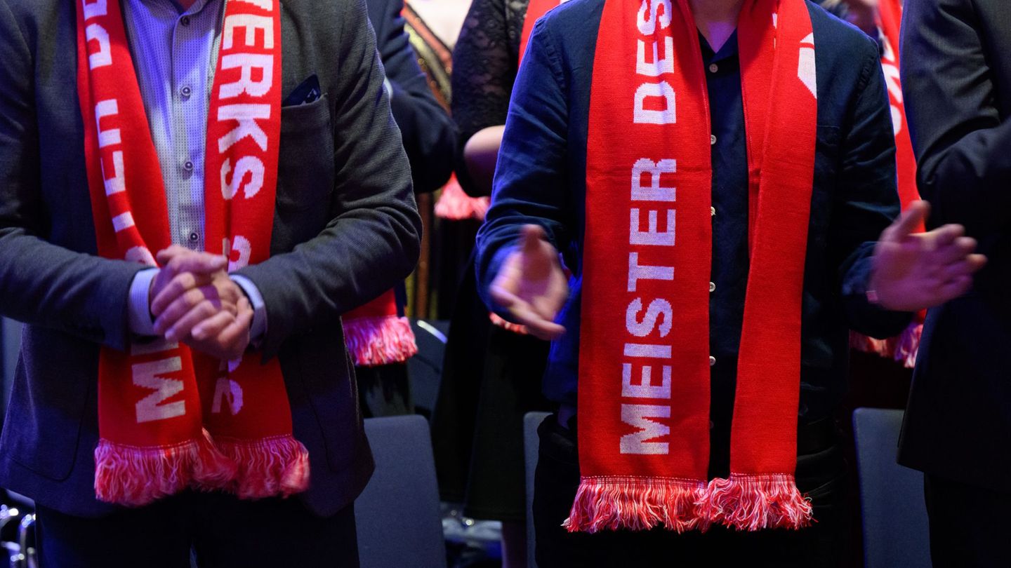 In Dresden haben 325 neue Handwerksmeister ihre Meisterbriefe erhalten (Archivbild). Foto: Robert Michael/dpa