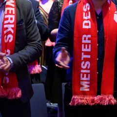 In Dresden haben 325 neue Handwerksmeister ihre Meisterbriefe erhalten (Archivbild). Foto: Robert Michael/dpa