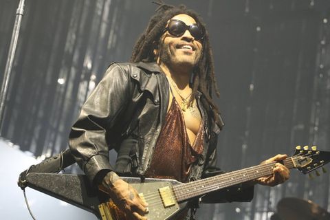 Lenny Kravitz wurden bei einem Konzert mehrere Dreadlocks vom Kopf gerissen.