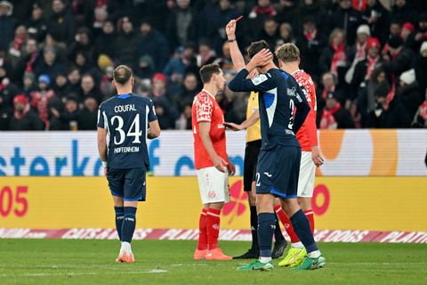 Wieder einmal Rot-Sünder: Dominik Kohr (Mitte) vom FSV Mainz 05 Foto: Torsten Silz/dpa