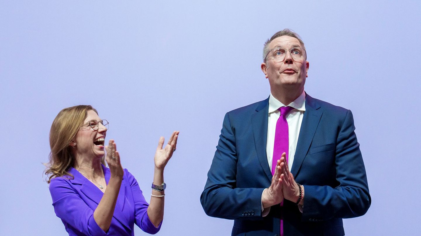 Ministerpräsident Schweitzer kandidiert auf Platz eins der SPD-Liste für die Landtagswahl, Parteichefin Bätzing-Lichtenthäler au