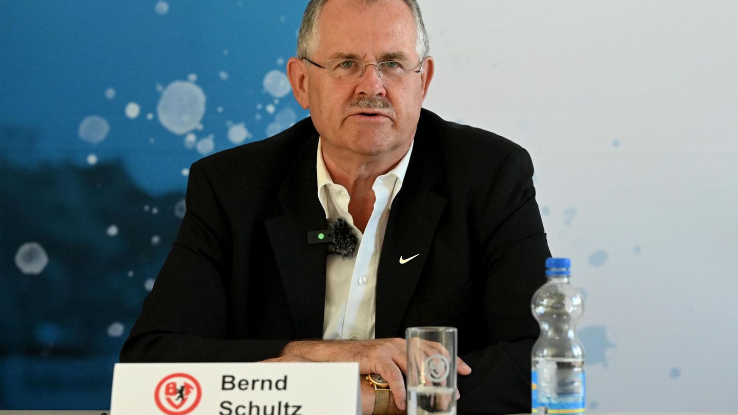 Bernd Schultz bleibt BFV-Präsident. (Archivbild) Foto: Matthias Koch/dpa