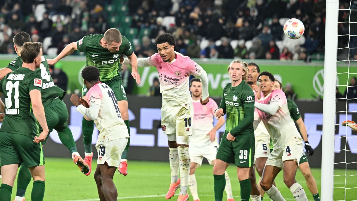 Das Kopfballtor von Denis Vavro war für den VfL Wolfsburg zu wenig. Foto: Swen Pförtner/dpa