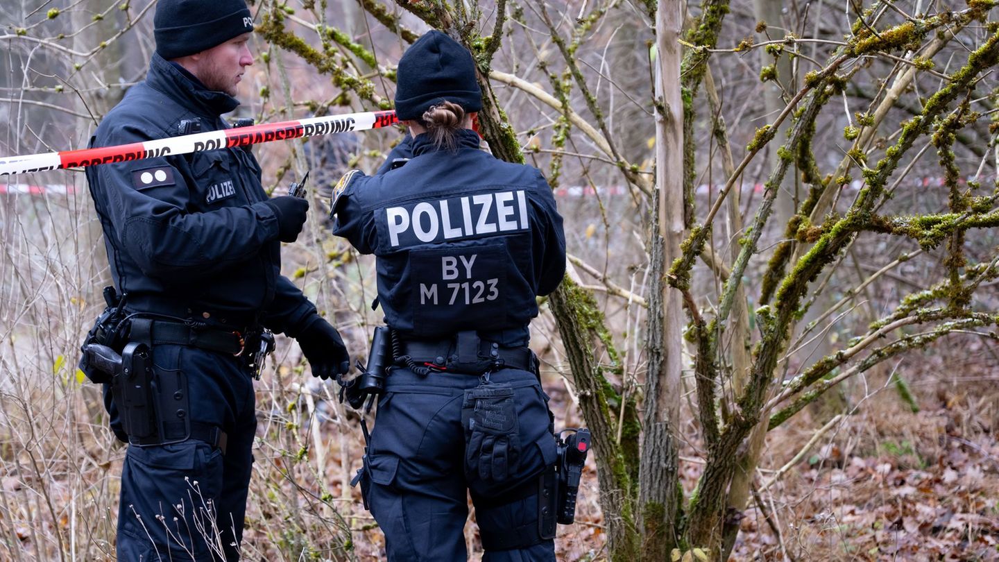 Die Polizei sucht nach der Identität einer in einem Wald bei Neuried gefundenen Toten. Foto: Sven Hoppe/dpa