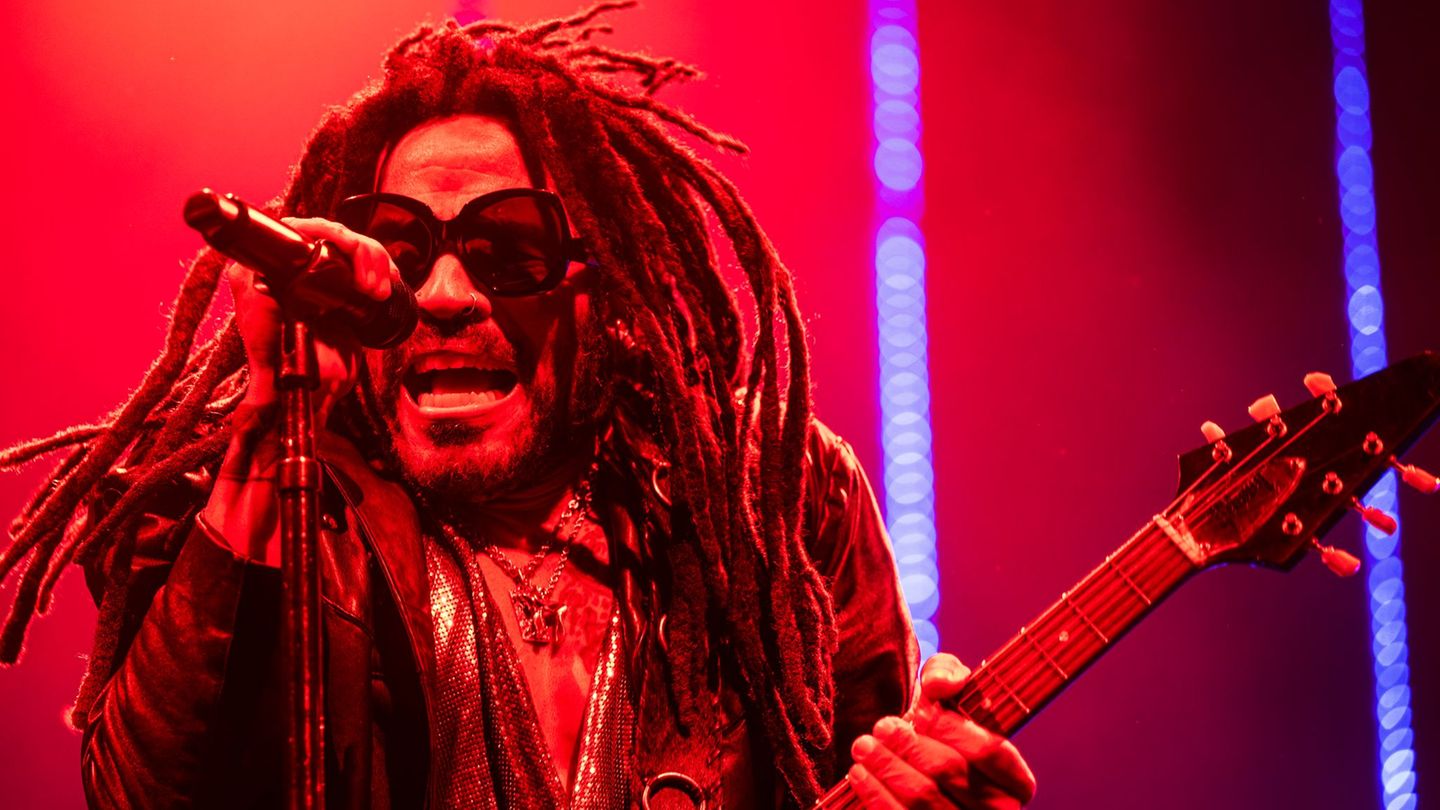 Zwischendurch trug er die Haare auch kurz, doch momentan gehören Dreadlocks fest zum Look von US-Rocker Lenny Kravitz dazu. (Arc
