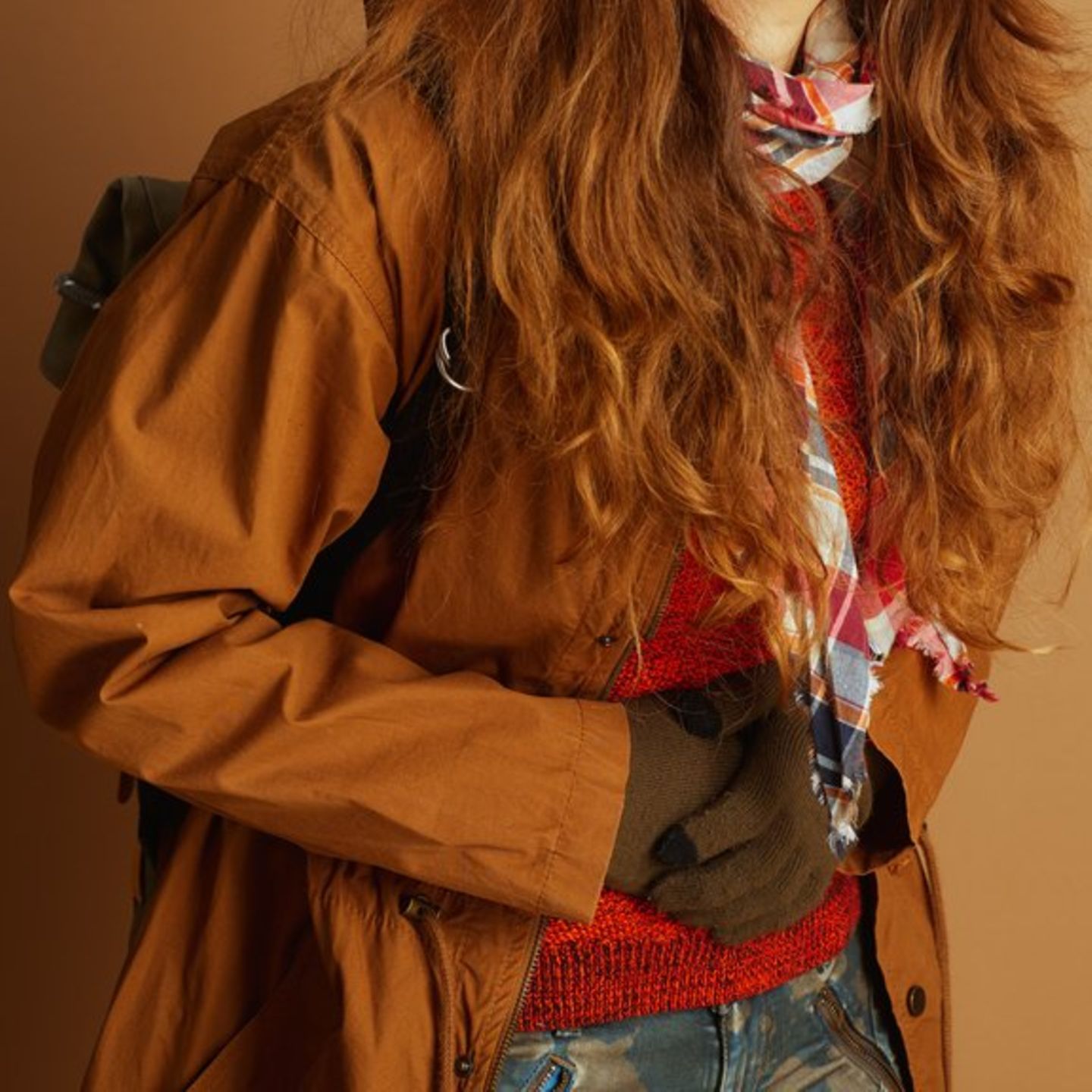 Ein warmes Braun und ein weihnachtliches Rot sind ein stimmiges Farbpaar.