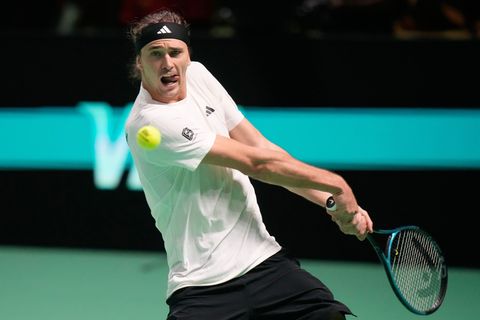 Volle Konzentration auf den Ball und den Schlag: Alexander Zverev Foto: Luca Bruno/AP/dpa