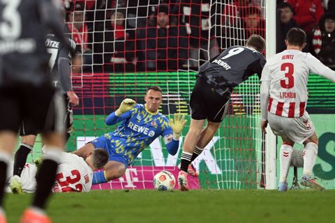 Frankfurts Jonathan Burkardt trifft zum 4:1 Foto: Federico Gambarini/dpa