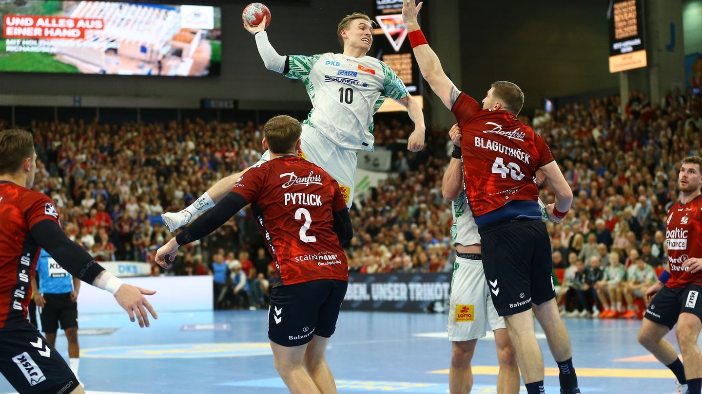 Gisli Kristjansson (M) verlängert seinen Vertrag in Magdeburg bis 2030. (Archivbild) Foto: Michael Hundt/dpa