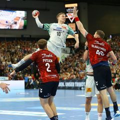 Gisli Kristjansson (M) verlängert seinen Vertrag in Magdeburg bis 2030. (Archivbild) Foto: Michael Hundt/dpa