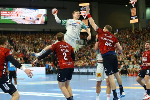 Gisli Kristjansson (M) verlängert seinen Vertrag in Magdeburg bis 2030. (Archivbild) Foto: Michael Hundt/dpa