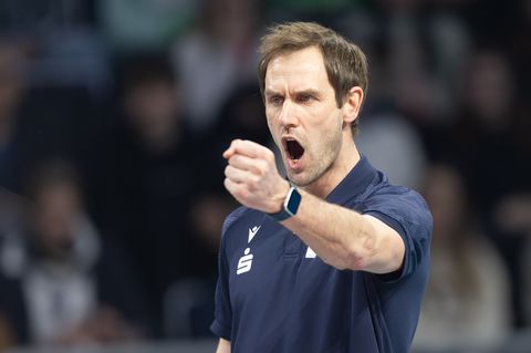 SSC-Coach Felix Koslowski ballt vor Freude die linke Faust. (Archivbild) Foto: Jürgen Kessler/dpa