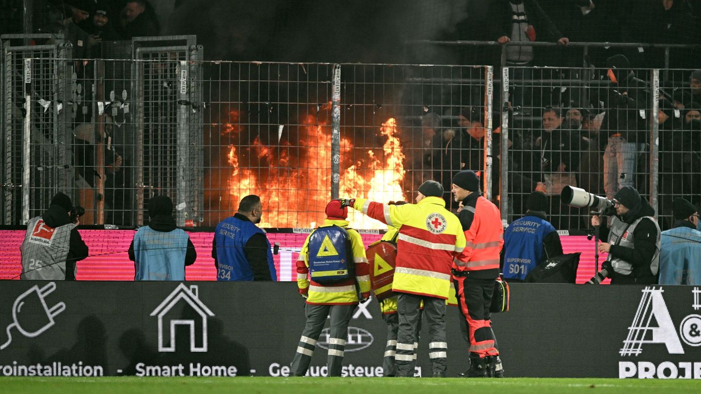Fu-ball-Bundesliga-Brand-im-Frankfurter-Fanblock-nach-Ausw-rtssieg-in-K-ln