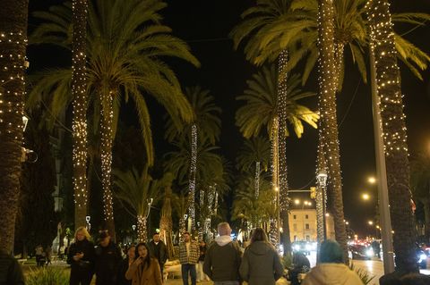 Palma hat die Weihnachtsbeleuchtung angeschaltet. Foto: Clara Margais/dpa