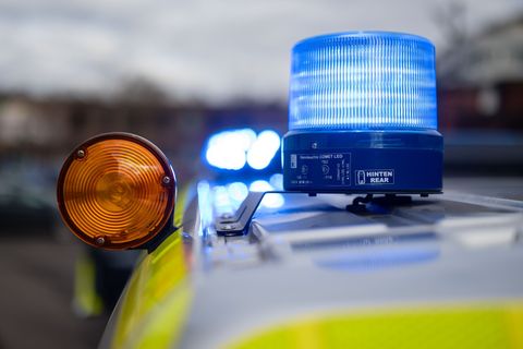 Die Polizei bittet um Hinweise zu den Mitgliedern des Korsos. (Symbolbild) Foto: Oliver Dietze/dpa