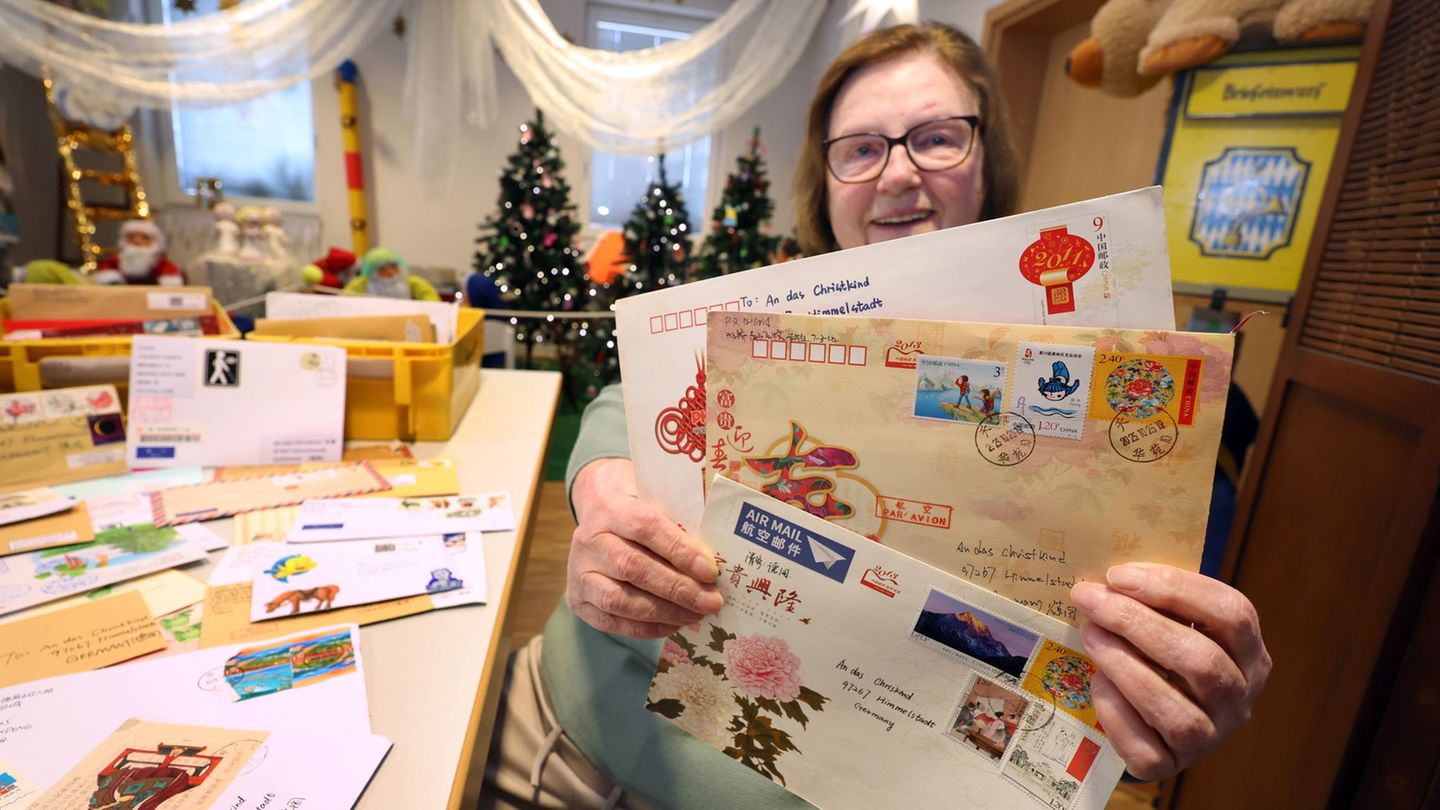 Die Briefe der Kinder kommen aus aller Welt. Foto: Karl-Josef Hildenbrand/dpa