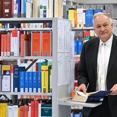 Borowsky möchte seine Dienstzeit gerne verlängern, darf aber nach der aktuellen Gesetzeslage nicht. Foto: Martin Schutt/dpa