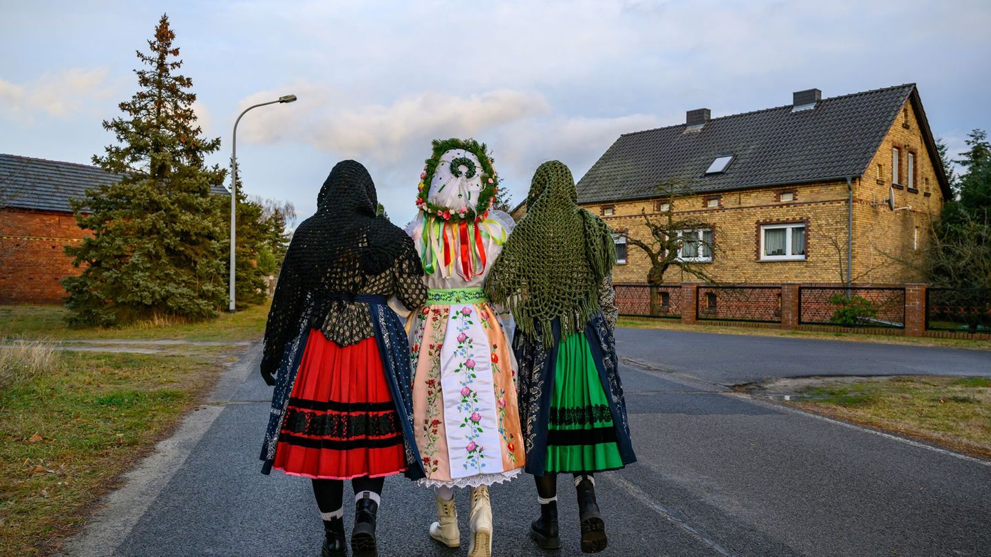 Das "Bescherkind" ist eine sorbische Tradition in der Lausitz. (Archivbild) Foto: Patrick Pleul/dpa