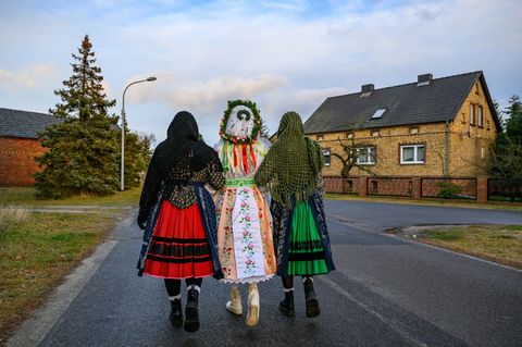 Das "Bescherkind" ist eine sorbische Tradition in der Lausitz. (Archivbild) Foto: Patrick Pleul/dpa