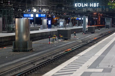 So leer wie zuletzt im Corona-Lockdown: Der Kölner Hauptbahnhof während der Sperrung. (Archivbild) Foto: Henning Kaiser/dpa