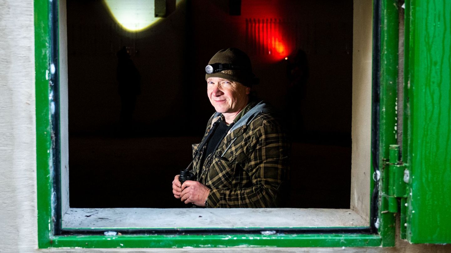 Fledermausexperte Göttsche kennt die Feinde der Fledermäuse und weiß, wie sie aus den Quartieren ferngehalten werden. (Archivbil