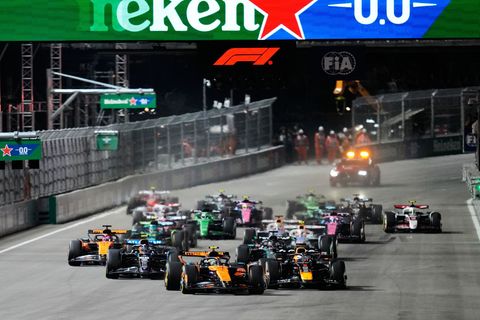 Bei seinem Manöver gegen Max Verstappen (vorne rechts) verzockt sich Lando Norris (vorne rechts) Foto: John Locher/AP/dpa