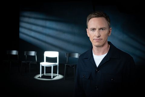 Der leere Stuhl als Symbol für die Femizide: In seiner neuen Reportage rekonstruiert Jochen Breyer, warum Männer ihre Partnerinnen töten.