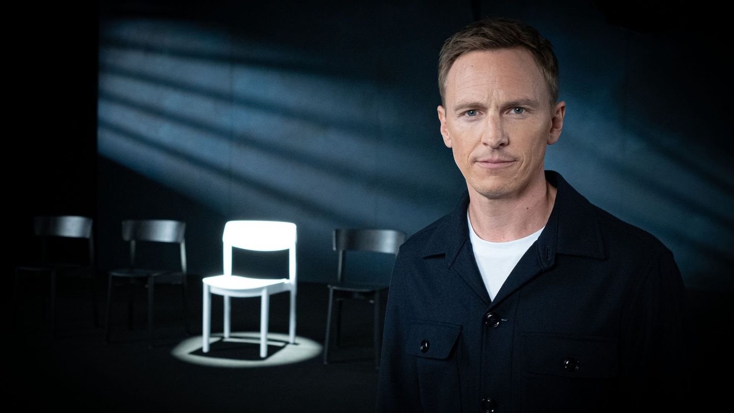 Der leere Stuhl als Symbol für die Femizide: In seiner neuen Reportage rekonstruiert Jochen Breyer, warum Männer ihre Partnerinnen töten.