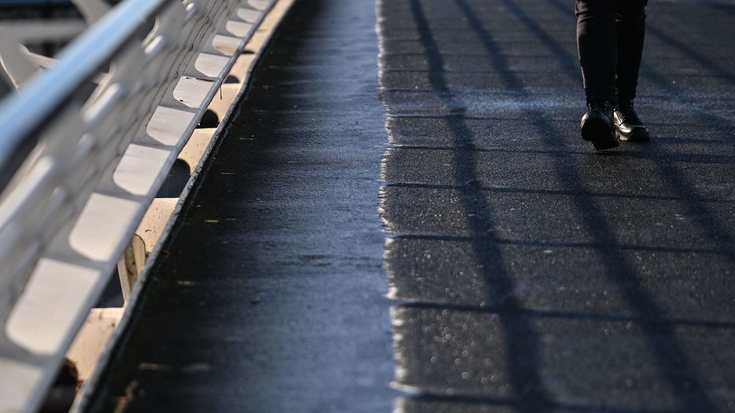Wetter-Wintersonne-trifft-Gl-ttegefahr-Autofahrer-aufgepasst