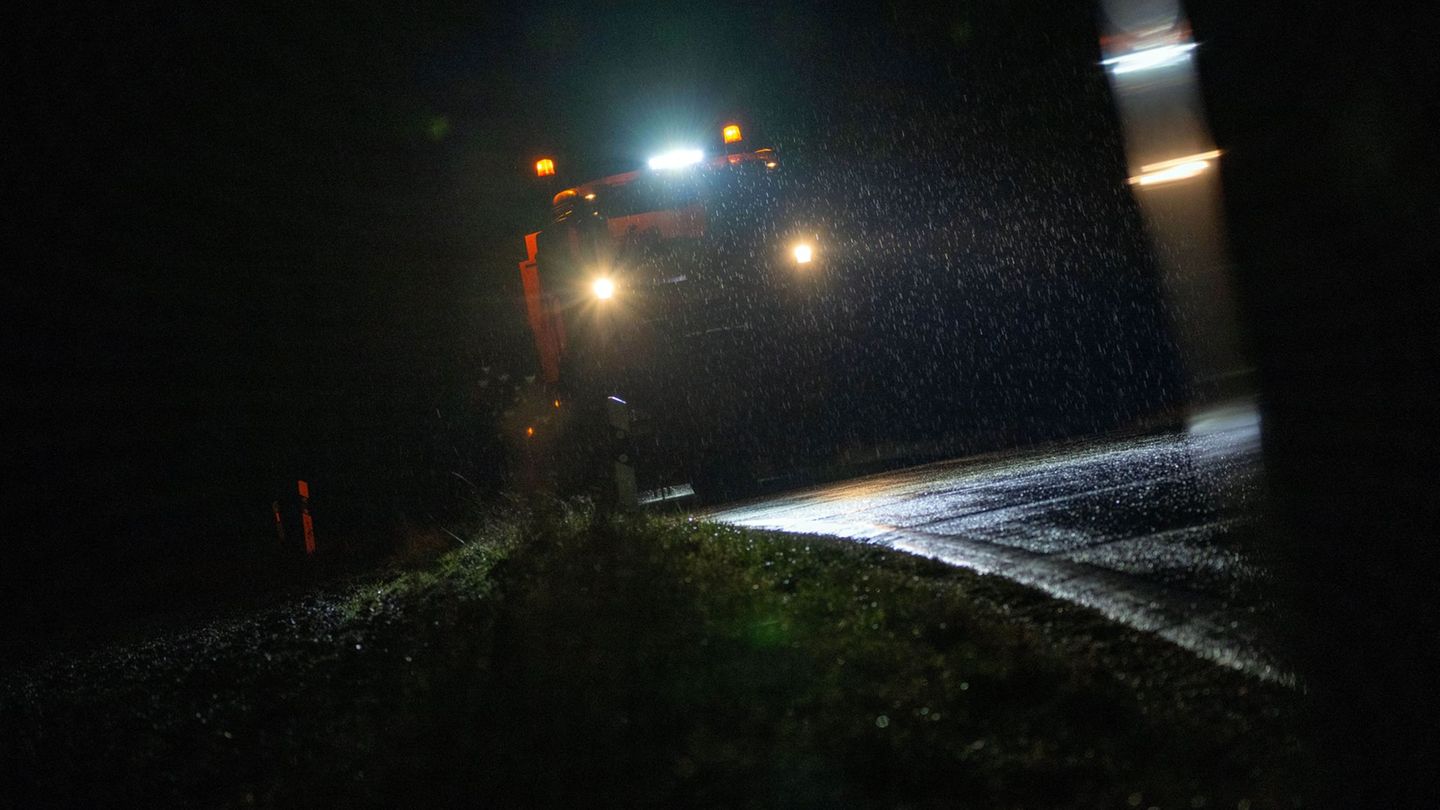 Vom Sonntagabend bis Montagvormittag ist in weiten Teilen Bayerns mit Glatteis zu rechnen. (Symbolfoto) Foto: Pia Bayer/dpa