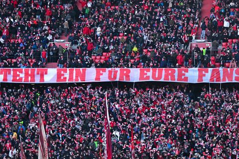 Ein Fan-Plakat in der Münchner Arena. Foto: Sven Hoppe/dpa