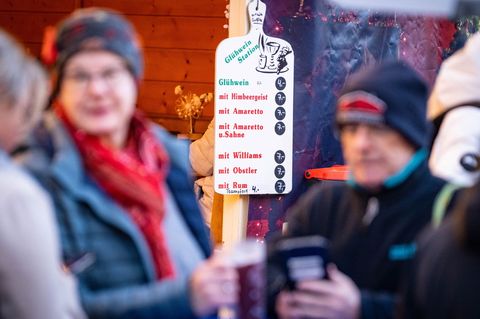 Viele Betreiber von Glühweinständen in Nordrhein-Westfalen stehen in diesem Jahr nach Angaben des Schaustellerverbandes finanzie