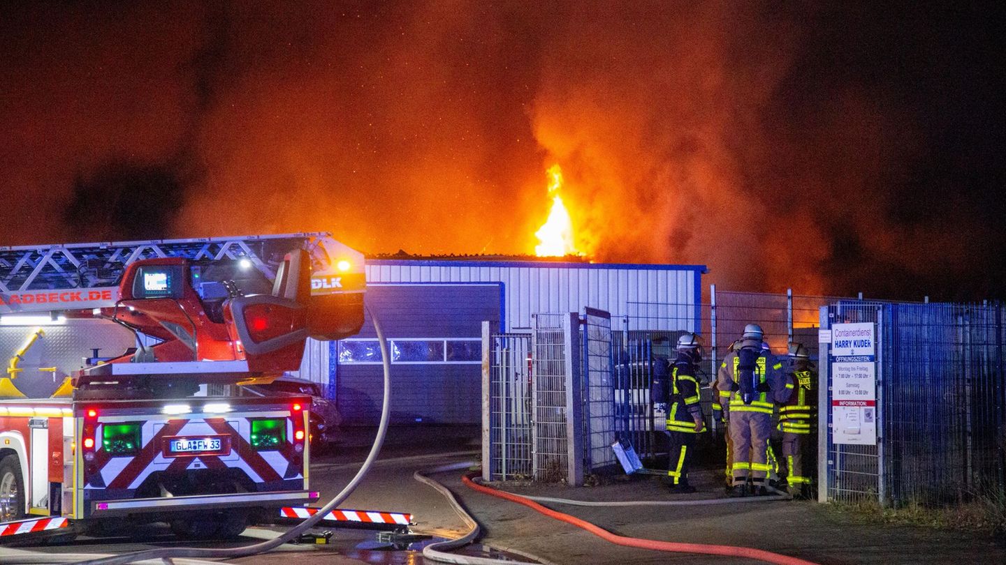 Ein Feuer hat in der Nacht Teile eines Kfz-Betriebs in Gladbeck zerstört. Foto: Justin Brosch/dpa