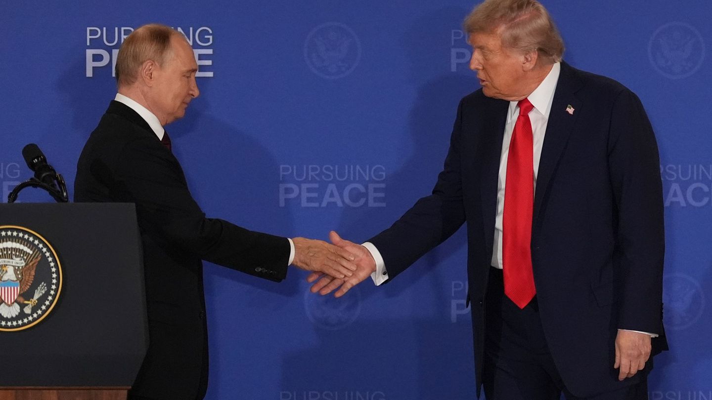 Putin (l) und Trump sehen den US-Plan an Grundlage für ein Ende des Ukraine-Kriegs. (Archivbild) Foto: Jae C. Hong/AP/dpa