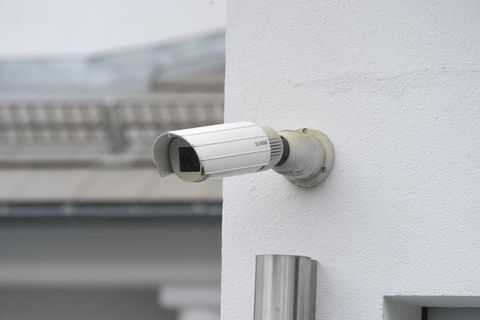 In Sachsen nehmen die Beschwerden wegen privater Videoüberwachung zu (Symbolbild). Foto: Felix Hörhager/dpa