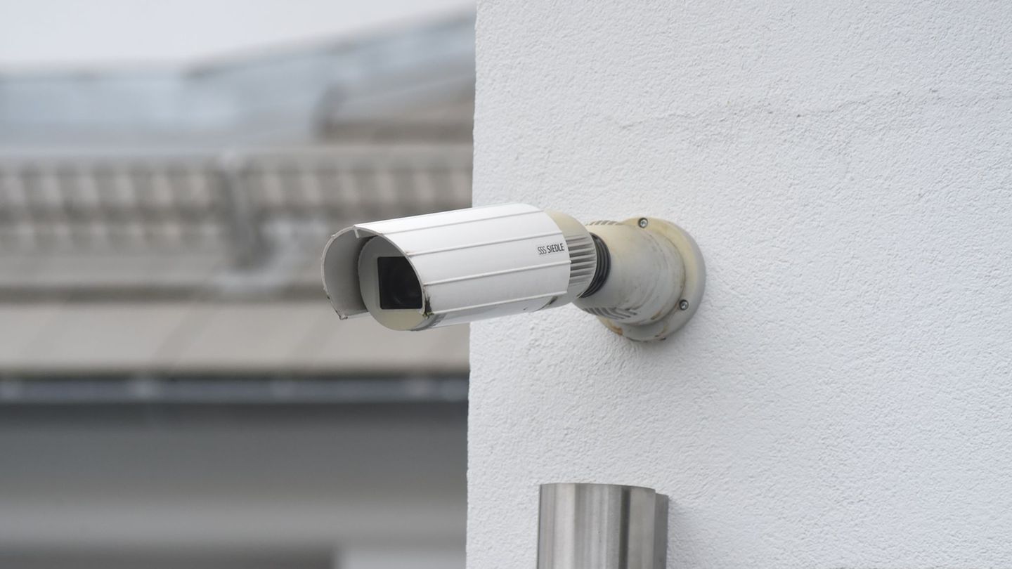 In Sachsen nehmen die Beschwerden wegen privater Videoüberwachung zu (Symbolbild). Foto: Felix Hörhager/dpa